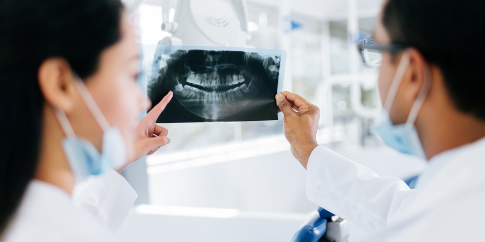 dentistes observent radio