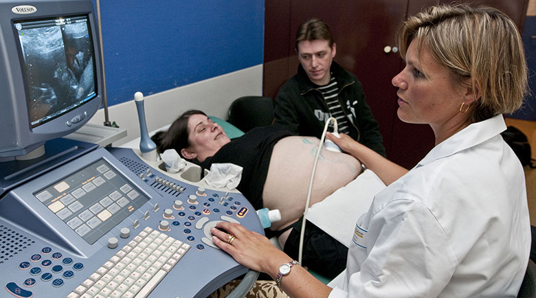 Echographie par une sage-femme, femme enceinte