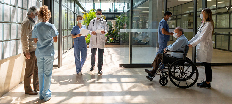 Les patients et le personnel médical dans un hall d'hôpital - La Prévention Médicale