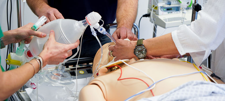 Une équipe soignante autour d'un mannequin de simulation - La Prévention Médicale