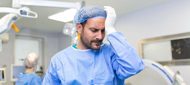 Chirurgien épuisé - Prévention Médicale