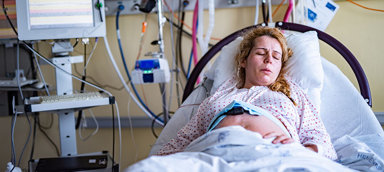 Une femme enceinte sous monitoring - La Prévention Médicale
