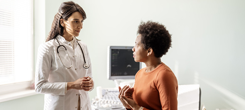 Une patiente discute avec son médecin - La Prévention Médicale