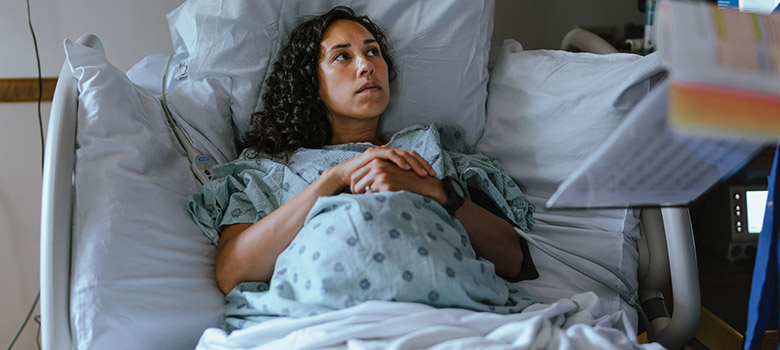 Une femme enceinte alitée à l'hôpital - La Prévention Médicale