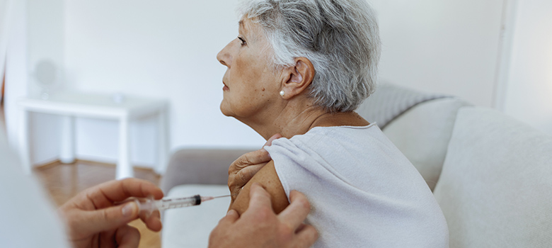 Une femme mûre reçoit un traitement par injection - La Prévention Médicale