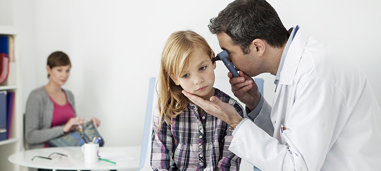 Le médecin ausculte l'oreille d'une enfant de 5 ans - La Prévention Médicale