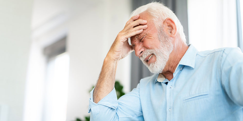 Un homme souffrant de migraine