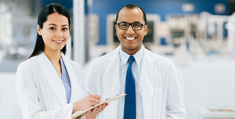 Médecin femme et médecin homme