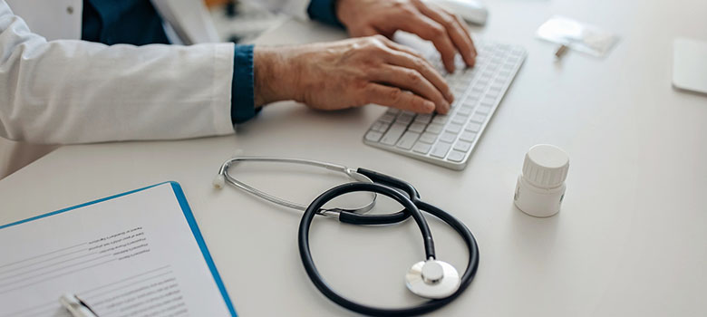 Médecin rédige une ordonnance | La Prévention Médicale