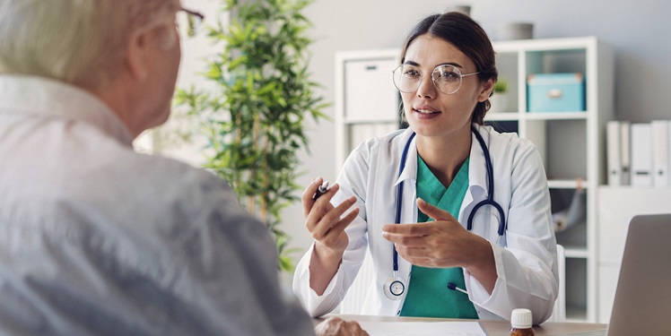 Jeune médecin dialoguant avec un patient