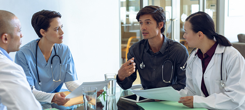 Des soignants discutent autour d'une table - La Prévention Médicale Des soignants discutent autour d'une table - La Prévention Médicale