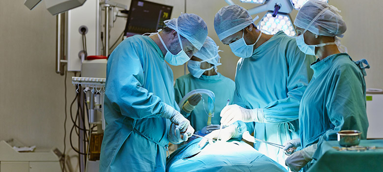 Une équipe de chirurgiens au bloc opératoire - La Prévention Médicale