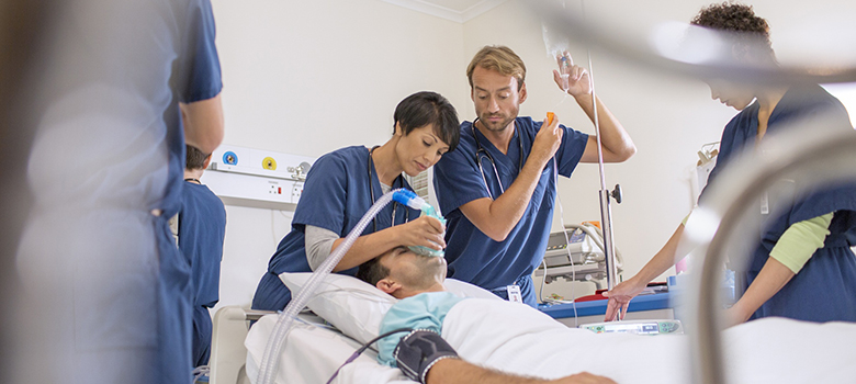 Une équipe médicale est affairée autour d'un patient - La Prévention Médicale