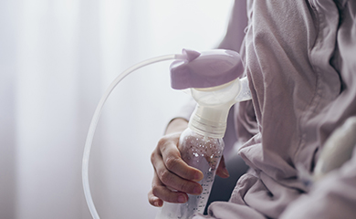 Femme utilisant un tire-lait manuel pour recueillir son lait maternel - La Prévention Médicale Femme utilisant un tire-lait manuel pour recueillir son lait maternel - La Prévention Médicale