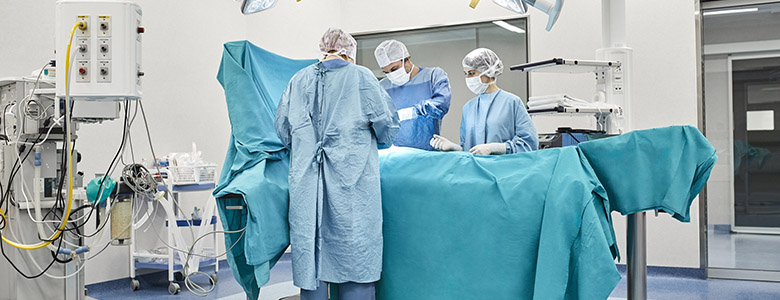 Une équipe chirurgicale au bloc opératoire - La Prévention Médicale