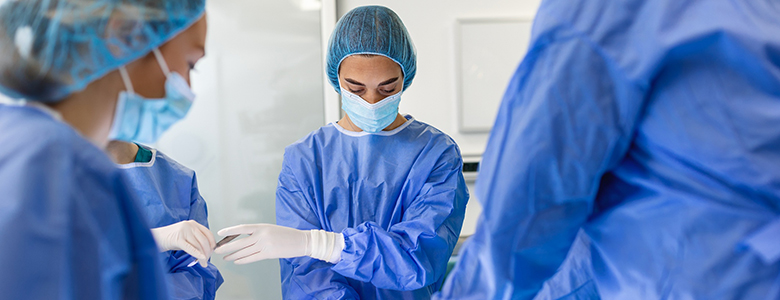Une équipe chirurgicale au bloc opératoire - La Prévention Médicale Une équipe chirurgicale au bloc opératoire - La Prévention Médicale