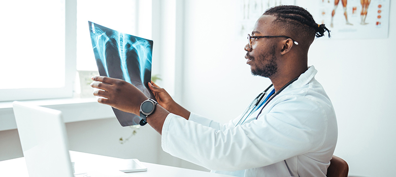 Un radiologue observe un cliché - La Prévention Médicale