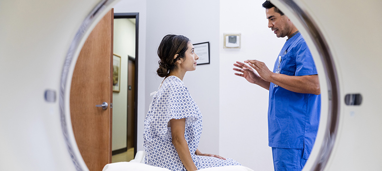Un radiologue s'entretient avec une patiente attentive avant de passer un scanner - La Prévention Médicale Un radiologue s'entretient avec une patiente attentive avant de passer un scanner - La Prévention Médicale