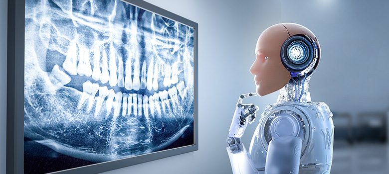 Un robot humanoïde s'interroge devant un écran affichant une panoramique dentaire - La Prévention Médicale Un robot humanoïde s'interroge devant un écran affichant une panoramique dentaire - La Prévention Médicale
