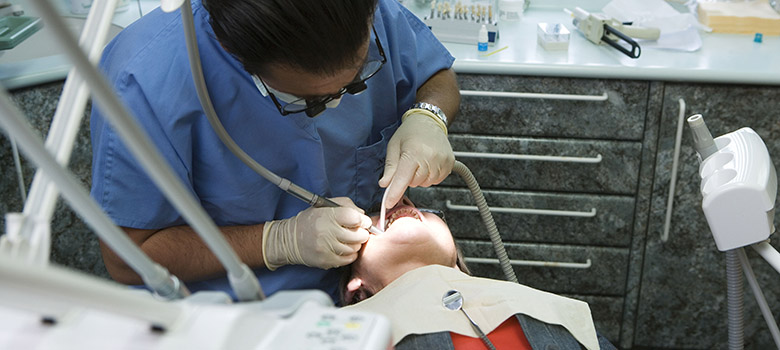 Soins dentaires sur un homme sénior - La Prévention Médicale