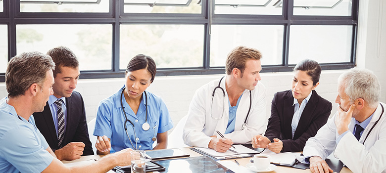 Une équipe de soignants discutent pendant une réunion - La Prévention Médicale Une équipe de soignants discutent pendant une réunion - La Prévention Médicale