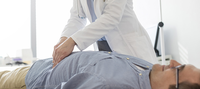 Un médecin pratique une palpation abdominale sur un patient - La Prévention Médicale Un médecin pratique une palpation abdominale sur un patient - La Prévention Médicale