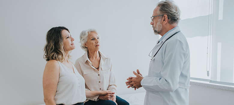 Un médecin discute avec deux patientes - La Prévention Médicale