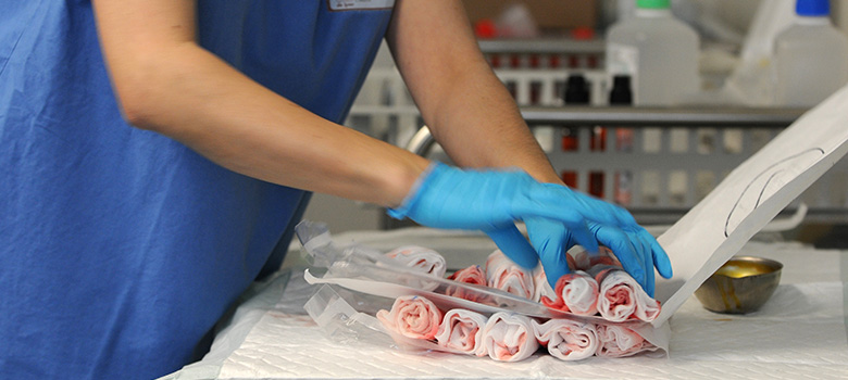 Décompte des compresses par l'infirmière de bloc - La Prévention Médicale