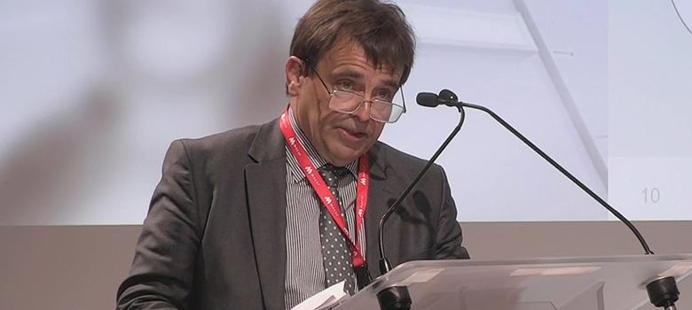 Le Dr Mourgues parle dans le micro en regardant le public - La Prévention Médicale