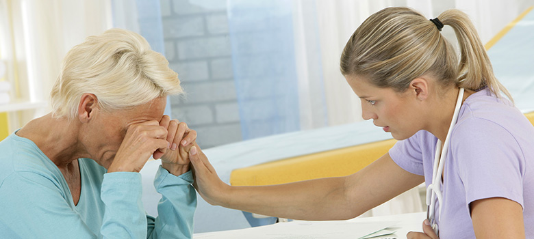 Une femme médecin annonçant une mauvaise nouvelle à une patiente