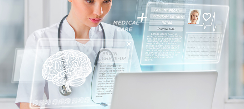 Une femme médecin derrière son pc portable remplit le dossier médical d'une patiente - La Prévention Médicale
