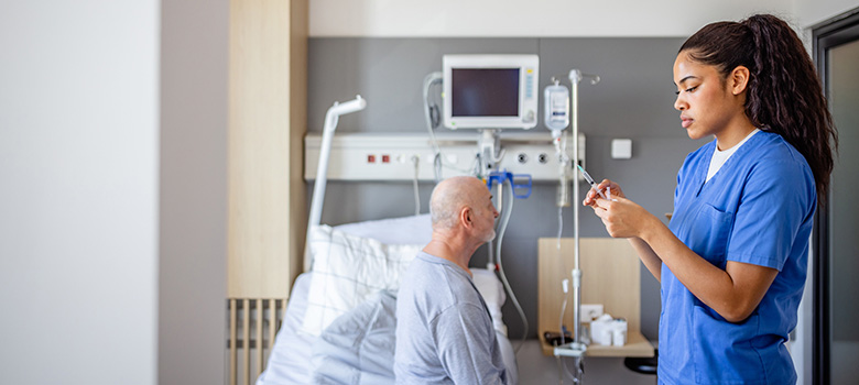 Une infirmière s'apprête à réaliser une injection sur un patient à l'hôpital - La Prévention Médicale