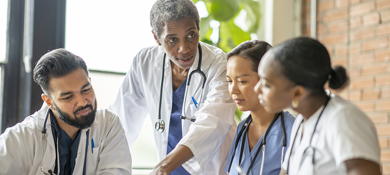 Une équipe médicale en réunion - La Prévention Médicale