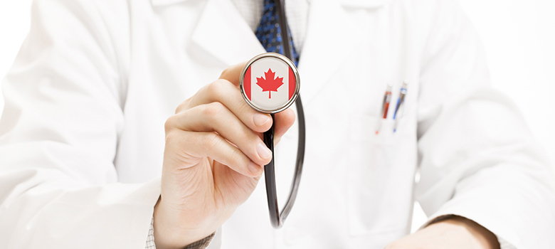 Médecin tenant un stéthoscope avec drapeau du Canada - La Prévention Médical