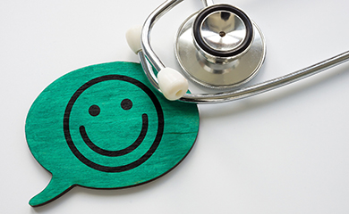 Smiley de satisfaction à côté d'un stéthoscope - La Prévention Médicale