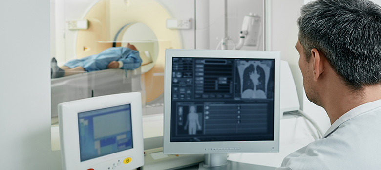 Médecin radiologue effectuant un scanner des poumons - La Prévention Médicale