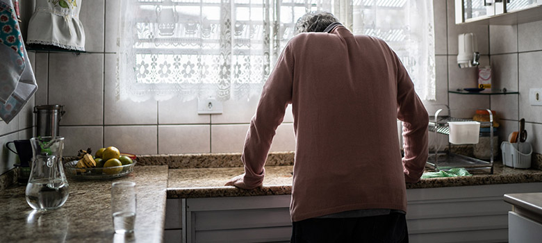 Un homme âgé dans sa cuisine - La Prévention Médicale