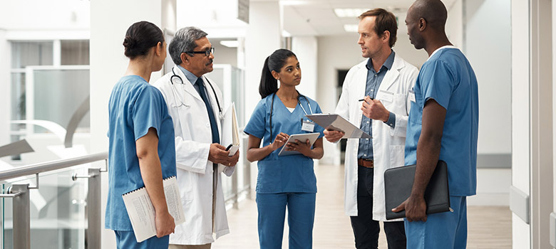 Une équipe de soignants discutent dans le couleur de l'hôpital - La Prévention Médicale