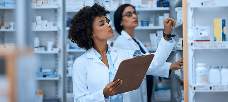 Deux pharmaciennes sélectionnent des médicaments dans la réserve - La Prévention Médicale