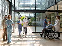 Les patients et le personnel médical dans un hall d'hôpital - La Prévention Médicale
