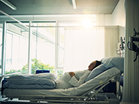 Une femme enceinte allongée dans un lit d'hôpital - La Prévention Médicale