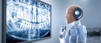 Un robot humanoïde s'interroge devant un écran affichant une panoramique dentaire - La Prévention Médicale Un robot humanoïde s'interroge devant un écran affichant une panoramique dentaire - La Prévention Médicale