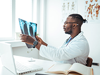 Un radiologue observe un cliché - La Prévention Médicale