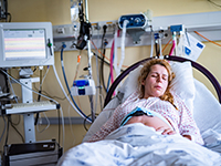 Une femme enceinte sous monitoring - La Prévention Médicale