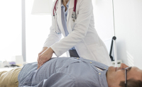 Un médecin pratique une palpation abdominale sur un patient - La Prévention Médicale Un médecin pratique une palpation abdominale sur un patient - La Prévention Médicale