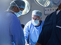 Une équipe chirurgicale en salle opératoire - La Prévention Médicale