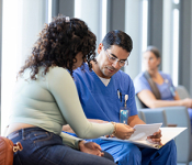 Un infirmier parle avec une patiente dans la salle d'attente de l'hôpital - La Prévention Médicale