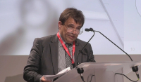 Le Dr Mourgues parle dans le micro en regardant le public - La Prévention Médicale