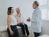 Un médecin discute avec deux patientes - La Prévention Médicale
