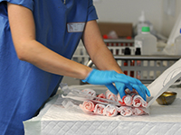 Décompte des compresses par l'infirmière de bloc - La Prévention Médicale